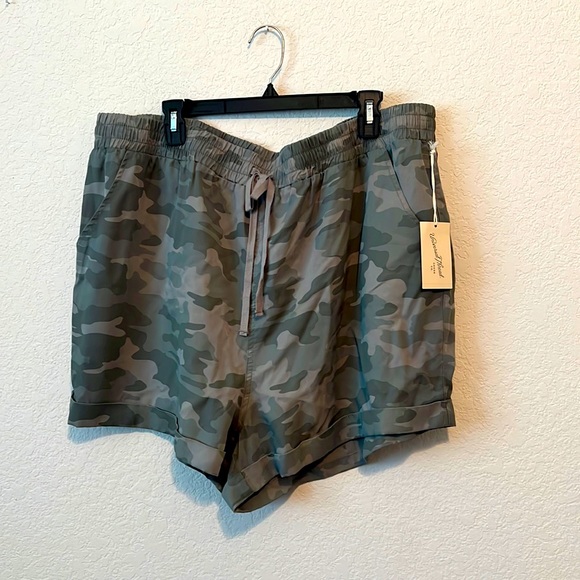 Universal Thread Pants - Nwt Universal Threads camo shorts